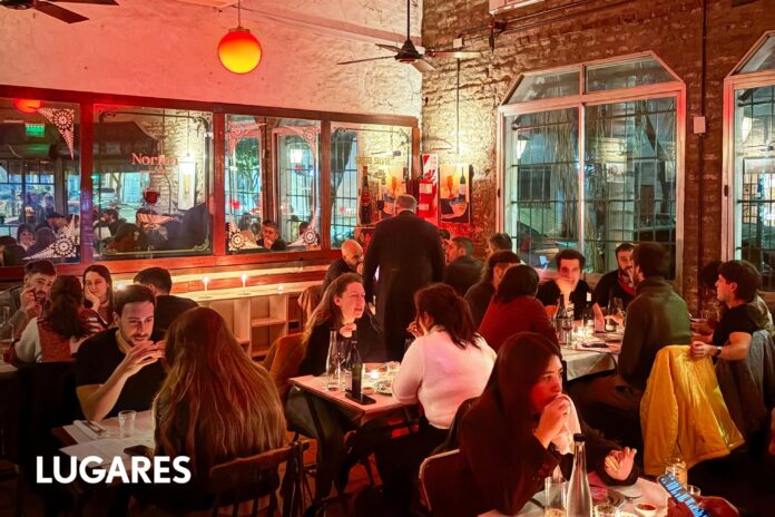 La esquina mítica de Villa Crespo que revivió gracias a un sándwich de lomito y buena música