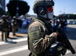 Operativos migratorios en Los Ángeles: la multa de US$500 diarios por no entregar celulares de más de 800 agentes