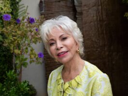 Isabel Allende, escritora chilena: “Enfrenta los obstáculos a medida que se presenten, no pierdas energía temiendo lo que pueda haber en el futuro”.