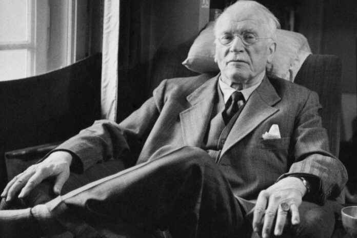 Carl Jung, psicólogo: “El fanatismo es una sobrecompensación de la duda”