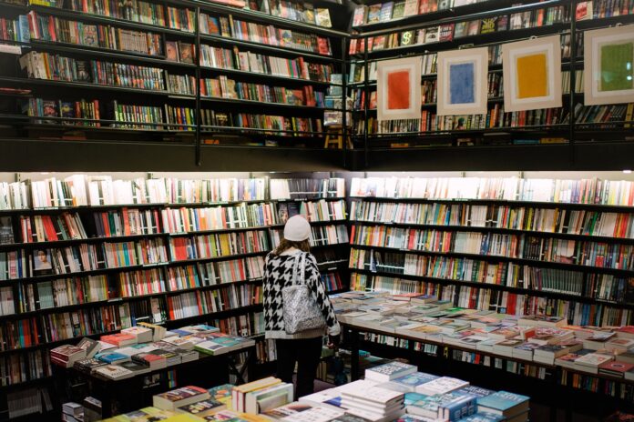 Una investigación reveló que Amazon destruye libros para entrenar a su IA