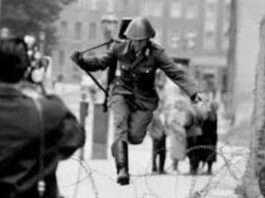 El salto a la libertad, la imagen que se convirtió en símbolo de la Guerra Fría y marcó para siempre a su protagonista