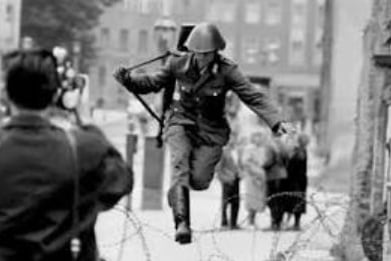 El salto a la libertad, la imagen que se convirtió en símbolo de la Guerra Fría y marcó para siempre a su protagonista