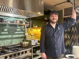 Trabajó en restaurantes para pagar los estudios que abandonó, para abrir algo propio, entre guisos, tortillas y arroz con pollo