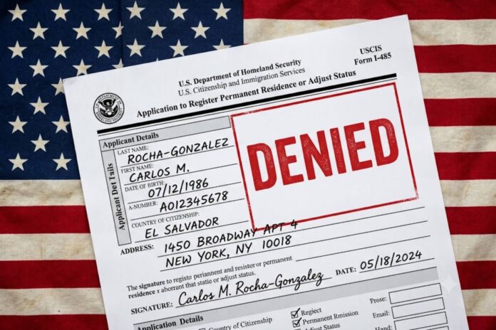 Nueva regla del Uscis sobre firmas: por qué se rechazan trámites migratorios ya aceptados antes