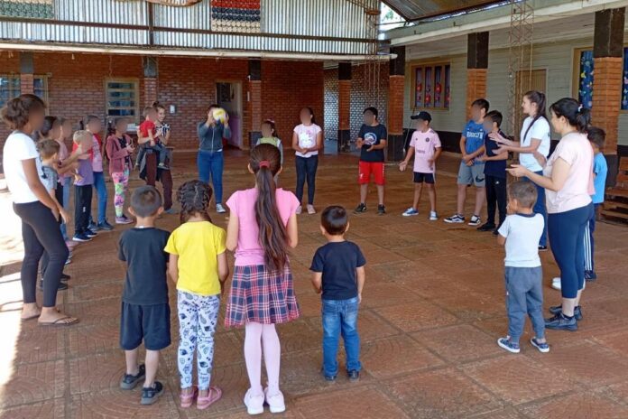 “Puede abrir o cerrar puertas”: un estudio revela que uno de cada cinco chicos pobres sufre porque no se puede vestir como sus amigos