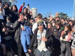 Video: la competencia para “farmear aura” en La Plata reúne una multitud en Plaza Moreno