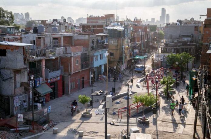 El 60 por ciento de los habitantes de barrios populares está endeudado