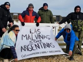 Una réplica de la bandera de Malvinas que exhibió la selección llegó a las islas junto a un grupo de excombatientes