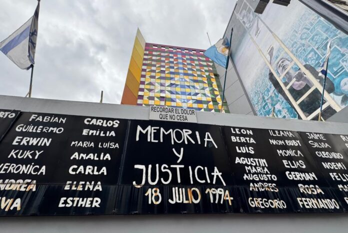 Atentado a la AMIA: procesaron a siete iraníes y un libanés como responsables del ataque y avanza el juicio en ausencia