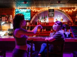 Un bar lésbico, una regla sobre los barbijos y una insólita disputa que llegó hasta el Congreso de EE.UU.