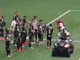 El picante festejo de Atlético Mineiro tras vencer a Santos: un jugador pateó un inflable de la mascota rival