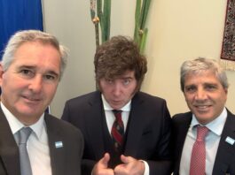 Javier Milei, entre los dólares que a los argentinos les “salen por las orejas” y la corbata de Milton Friedman