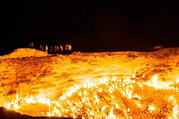 El cráter que arde hace 50 años por culpa de una falla humana y nadie pudo apagar: cómo es la “Puerta al Infierno”
