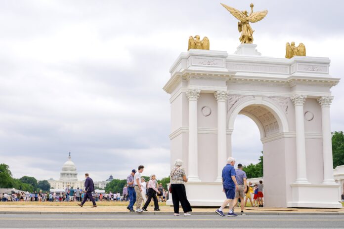 Trump sorprendió y anunció que su faraónico Arco de Triunfo en Washington tendrá una función militar
