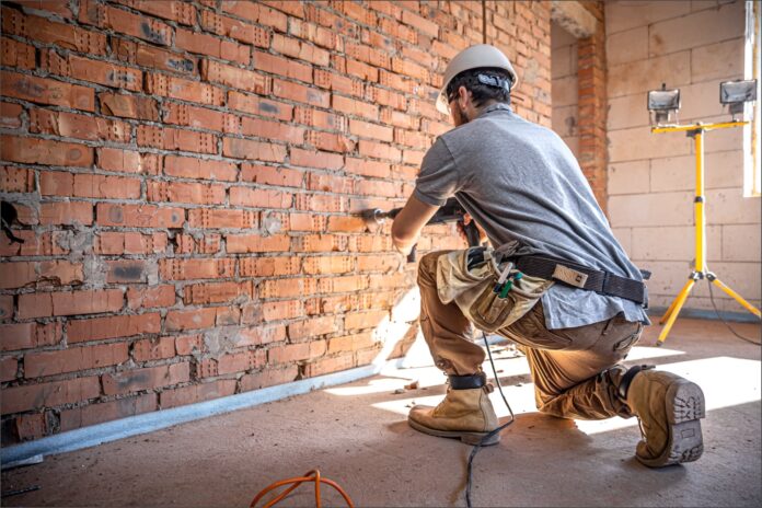 Albañiles, oficiales y ayudantes: cuánto cobran por jornada los trabajadores de la construcción