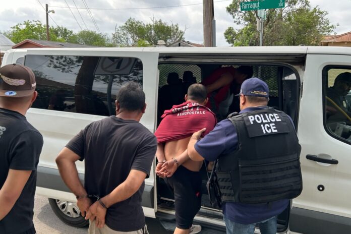 Oficial y confirmado: la CBP baja sus arrestos migratorios en la frontera, pero el ICE avanza con cifras récord en EE.UU.