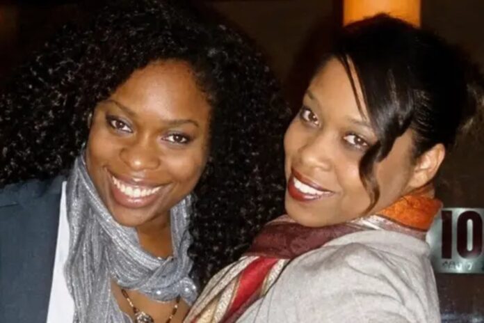 Dos hermanas gemelas descubrieron a los 49 años que eran de padres diferentes