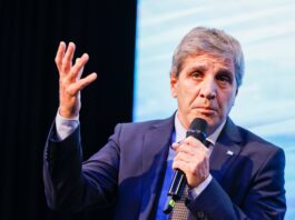 Ante inversores financieros en Nueva York, Caputo buscó dar certidumbre sobre el plan económico de cara a 2027