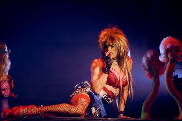 Hedwig: una desbocada y empoderada cantante glam-rock trans que irrumpe en el Abasto profundo