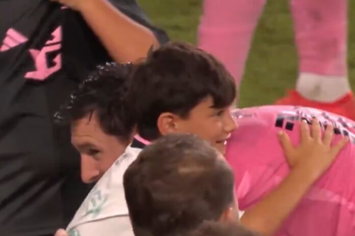 La carcajada de Lionel Messi por el gesto impensado de su hijo más chiquito en pleno abrazo de campeón