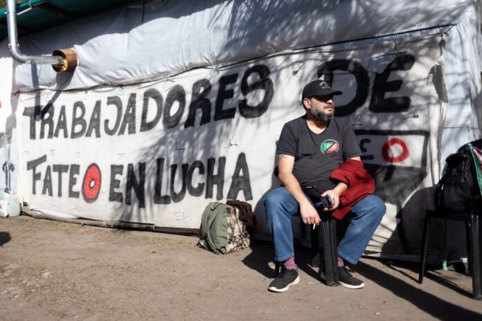 La Justicia ordenó desalojar la planta de Fate a siete meses de su cierre y hay protestas