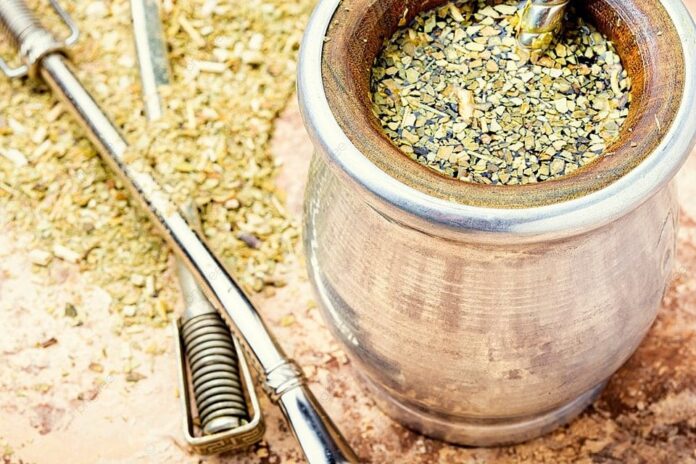 El arte de cebar mate y su significado social que se ha ido perdiendo con el tiempo