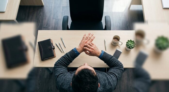 Qué significa que te pique la mano izquierda con la llegada o no de riqueza a tu vida