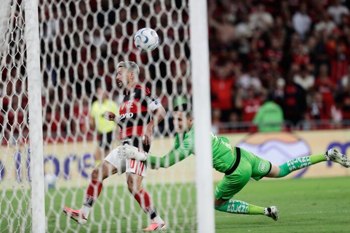 Flamengo pasó a semifinales de la Libertadores con sufrimiento y una “asistencia” de Agustín Rossi