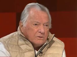 Ellos pasan, él sigue