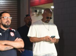 Juan Sebastián Verón cruzó comentarios con los hinchas de Estudiantes tras la derrota ante Lanús