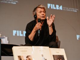 ¿Cómo hace Emmanuel Carrère lo que hace? El escritor francés abrió su mesa de trabajo en el Malba