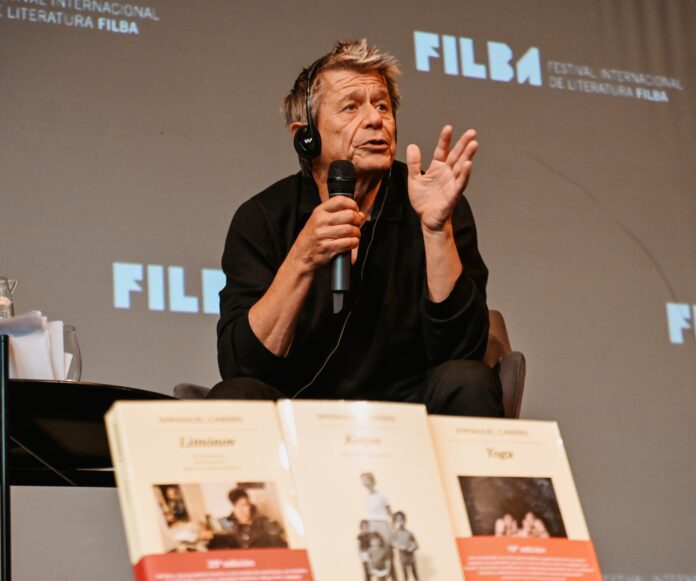 ¿Cómo hace Emmanuel Carrère lo que hace? El escritor francés abrió su mesa de trabajo en el Malba