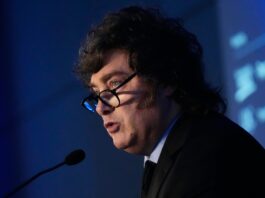 Javier Milei volvió a atacar con insultos al director de LA NACION