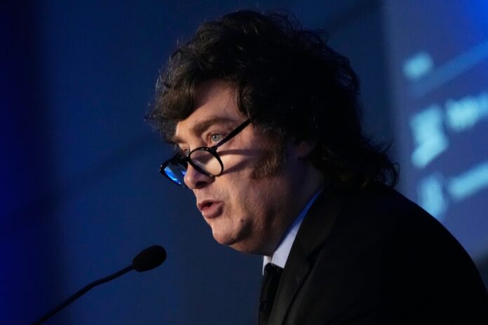 Javier Milei volvió a atacar con insultos al director de LA NACION