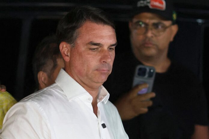 La Policía Federal de Brasil investiga si Flavio Bolsonaro huyó hacia la Argentina para viajar a EE.UU.