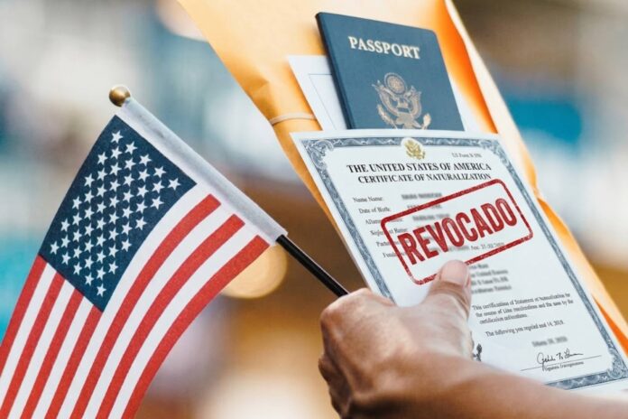 El gobierno de Trump revocó la ciudadanía estadounidense a dos inmigrantes por falsear información