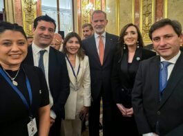 En medio de la gira de Milei por París, Victoria Villarruel se mostró junto al rey de España