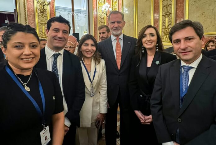 En medio de la gira de Milei por París, Victoria Villarruel se mostró junto al rey de España