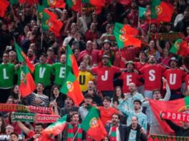 Un grupo de hinchas portugueses respaldó al DT en medio de su pelea con Cristiano Ronaldo