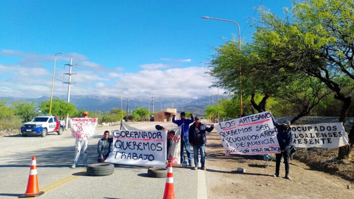 Catamarca: artesanos mantienen el corte de una ruta y reclaman a la minera estatal