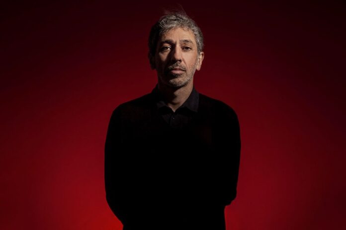 Alejandro Ros reúne más de tres décadas de diseño gráfico en un libro sobre su obra