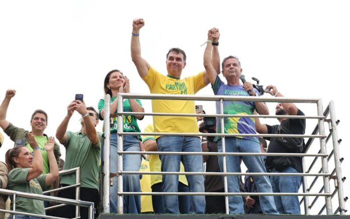 Elecciones en Brasil: Flávio Bolsonaro afirmó que el país “quiere un cambio”