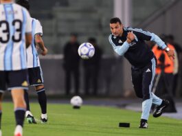 Lionel Scaloni tiene el desafío de competir mientras ensaya el recambio en una selección argentina ya sin Messi