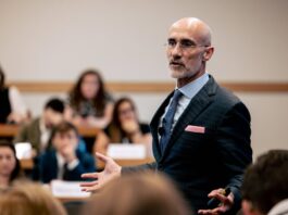 Arthur Brooks, experto de Harvard, de 62 años: “Lo que hacen las personas felices y exitosas en la segunda mitad de sus vidas es pasar de sumar a restar”