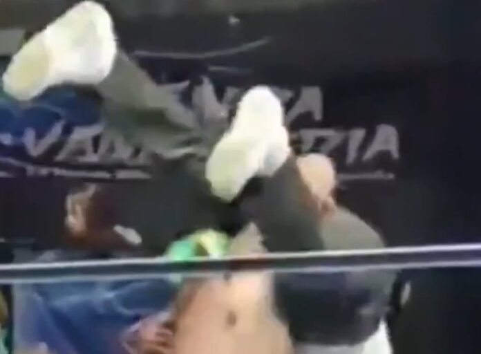 Tragedia en México: un luchador le aplicó una llave mortal a un árbitro y lo mató arriba del cuadrilátero