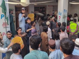 Se derrumbó el techo de una escuela en Pakistán: murieron al menos 27 niños y un profesor