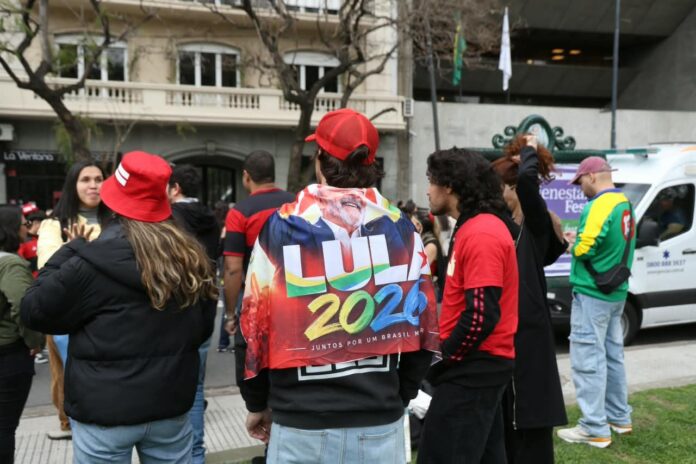 Así fue la votación de los brasileños en la Argentina: prendas rojas, cantos y abucheos a votantes de Bolsonaro