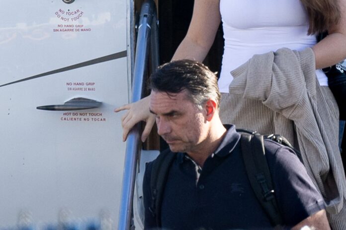 Demócratas indagan si funcionarios de Trump en la Argentina ayudaron en la fuga de Flavio Bolsonaro