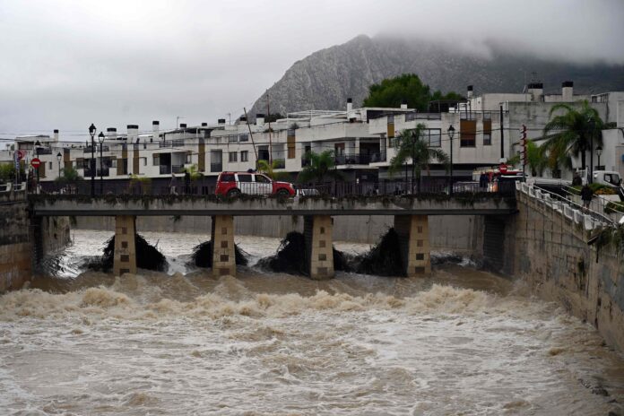 España bajo el agua: tres muertos, ciudades aisladas y más de 800.000 confinados por inundaciones devastadoras